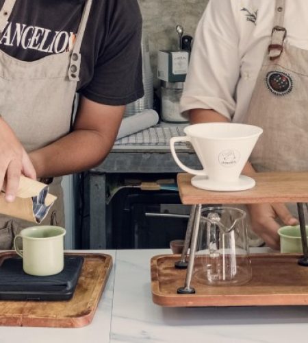 Barista-en-cafeteria-de-especialidad