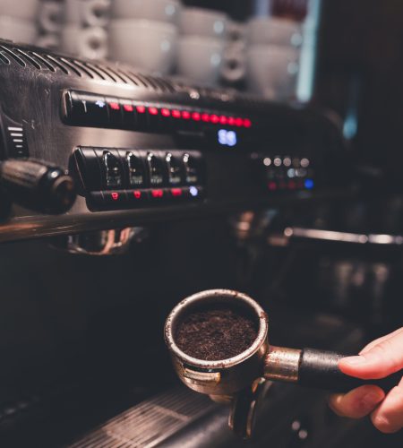 mano-de-cultivo-con-portafiltro-con-cafe